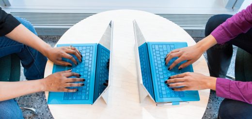 casual-hands-laptops